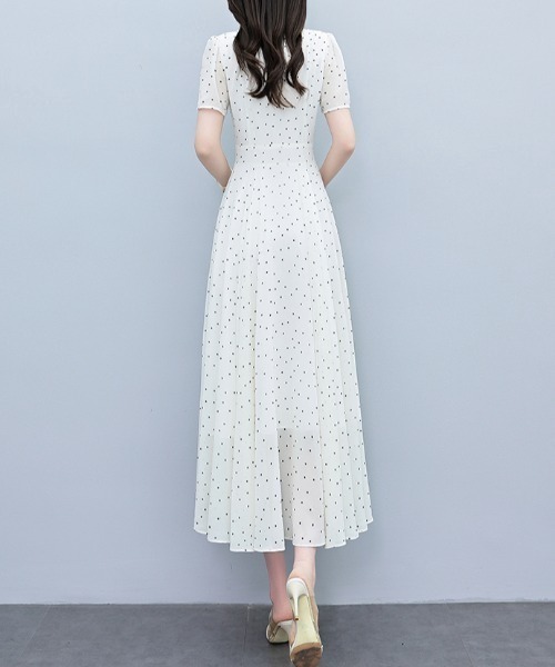 LUCPY(ラクピー)の「ミニドットフレアロングワンピース(ワンピース・レディース・ホワイト・MEDIUM/LARGE/X-LARGE/XX-LARGE)」の2枚目の写真