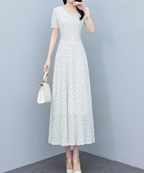 LUCPY(ラクピー)の「ミニドットフレアロングワンピース(ワンピース・レディース・ホワイト・MEDIUM/LARGE/X-LARGE/XX-LARGE)」の3枚目の写真