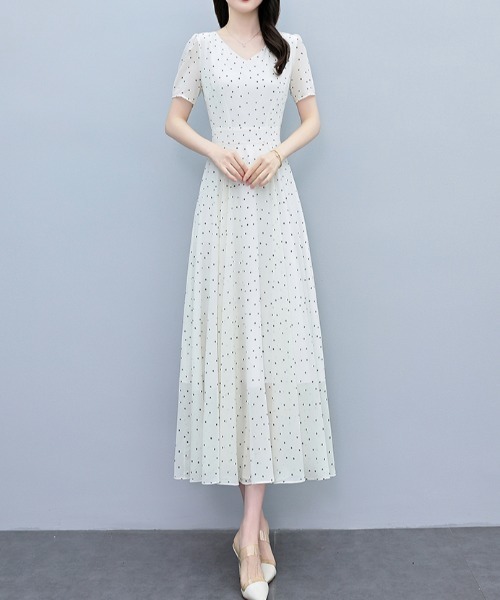 LUCPY(ラクピー)の「ミニドットフレアロングワンピース(ワンピース・レディース・ホワイト・MEDIUM/LARGE/X-LARGE/XX-LARGE)」の4枚目の写真