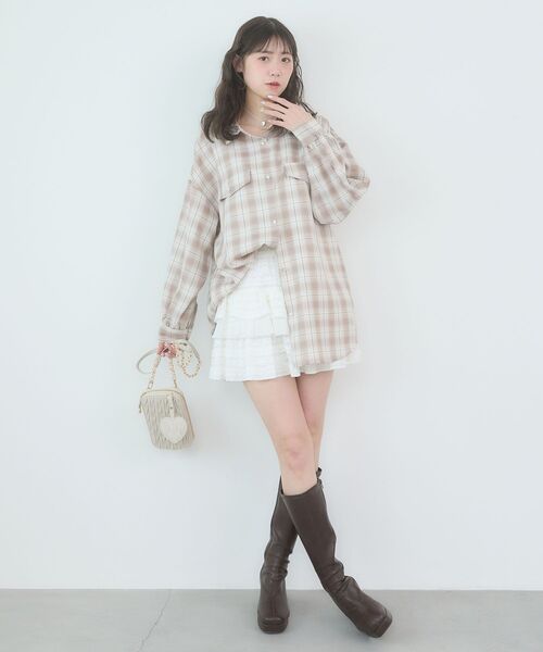 MAJESTIC LEGON(マジェスティックレゴン)の「バックスリットオーバーサイズシャツ(シャツ/ブラウス・レディース・グレー系その他/ホワイト系その他2/ベージュ系その他2・MEDIUM)」の4枚目の写真