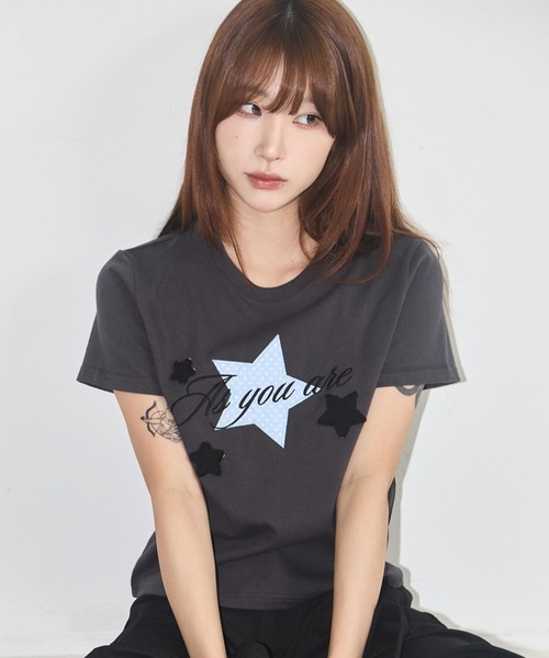 as you are(アズユーアー)の「ASUR/スターパッチクロップTシャツ(Tシャツ/カットソー・レディース・チャコールグレー/ホワイト/ブラック・FREE)」の4枚目の写真