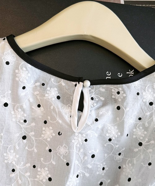 LUCPY(ラクピー)の「ドットリボンペプラムブラウス(シャツ/ブラウス・レディース・ホワイト・X-LARGE/LARGE/MEDIUM/SMALL)」の4枚目の写真