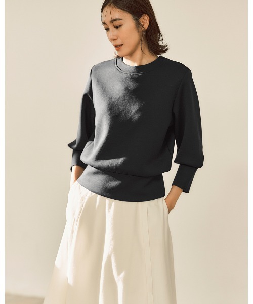 DoCLASSE( ドゥクラッセ)の「ライトダンボールニット・パフ袖プルオーバー(Tシャツ/カットソー・レディース・ライトグレー/ブラック/ダークネイビー・3L/L/M/LL)」の2枚目の写真