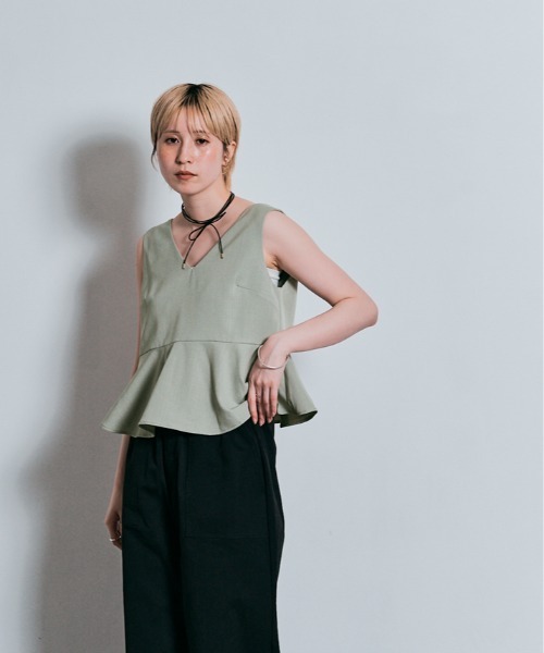 W:Huku（フーク）の「【W:Huku / イージーライトシリーズ】接触冷感 ノースリーブ ぺプラム ショート トップス（シャツ/ブラウス・レディース・オフホワイト/グリーン系その他/ブラウン・L/M）」の8枚目の写真