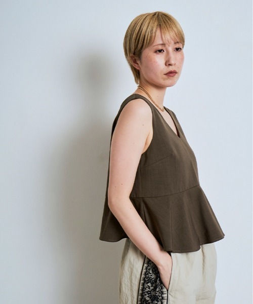 W:Huku（フーク）の「【W:Huku / イージーライトシリーズ】接触冷感 ノースリーブ ぺプラム ショート トップス（シャツ/ブラウス・レディース・オフホワイト/グリーン系その他/ブラウン・L/M）」の21枚目の写真