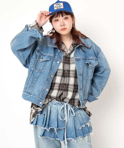 RNA(アールエヌエー)の「J2194 ワイドショートGジャン(デニムジャケット・レディース・ライトインディゴブルー・MEDIUM)」の2枚目の写真