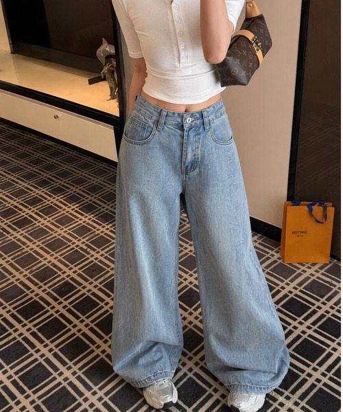 LUCPY(ラクピー)の「ハイウエストルーズワイドデニムパンツ(デニムパンツ・レディース・ブルー・LARGE/MEDIUM/SMALL/X-SMALL)」の2枚目の写真