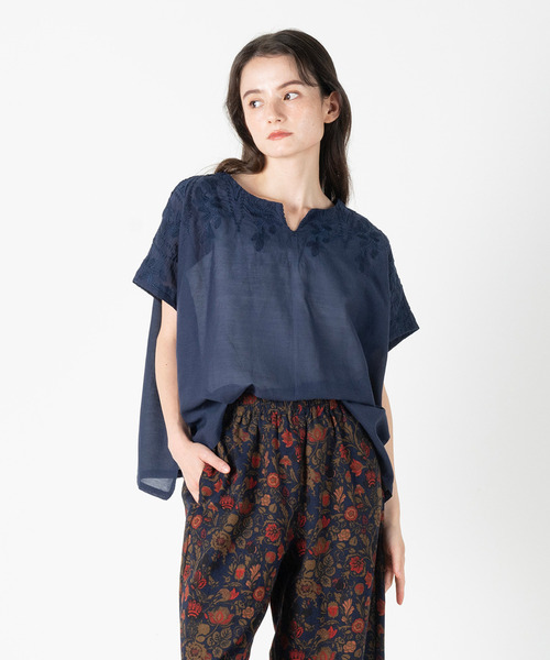 MELROSE claire(メルローズ クレール)の「【ドライボイル刺しゅうブラウス】(シャツ/ブラウス・レディース・オフホワイト/ブラック/ネイビー/ブラウン・FREE)」の4枚目の写真