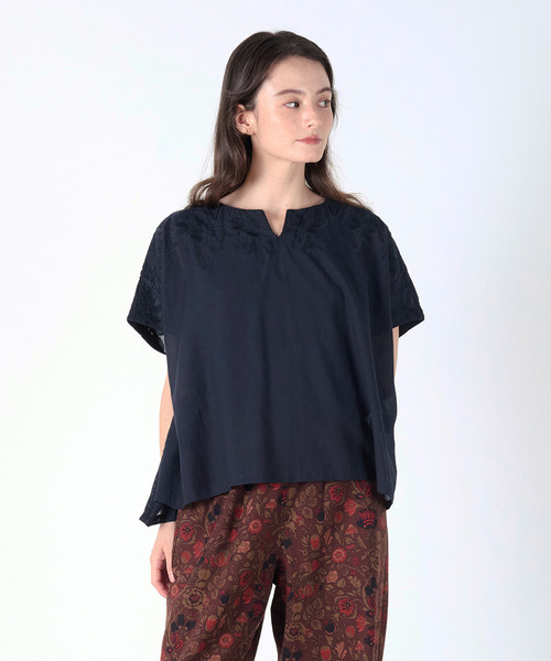 MELROSE claire(メルローズ クレール)の「【ドライボイル刺しゅうブラウス】(シャツ/ブラウス・レディース・オフホワイト/ブラック/ネイビー/ブラウン・FREE)」の1枚目の写真