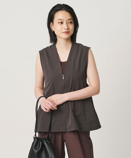 A DAY IN THE LIFE UNITED ARROWS（アデイインザライフユナイテッドアローズ）の「サッカー ペプラム ジップベスト ＜A DAY IN THE LIFE＞（Tシャツ/カットソー・レディース・ダークブラウン/ネイビー/ブラック・FREE）」の4枚目の写真