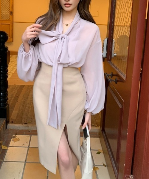 LUCPY(ラクピー)の「リボンタイボリュームスリーブブラウス(シャツ/ブラウス・レディース・パープル・SMALL/LARGE/MEDIUM)」の4枚目の写真
