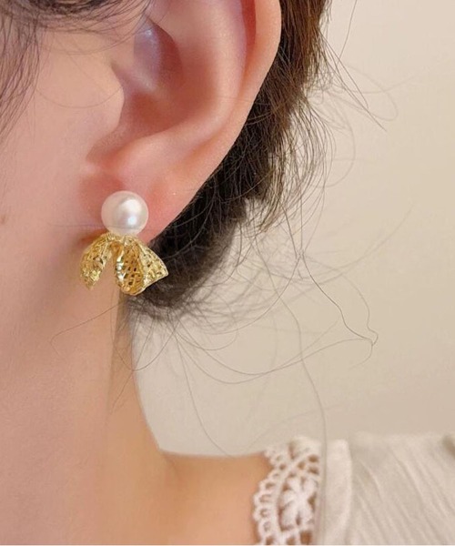 LA VORAGINE(ラ ヴォラジネ)の「銀メッキエコパール付きレースリボンピアス アレルギー対応(ピアス(両耳用)・レディース・GOLD/Silver・FREE)」の4枚目の写真