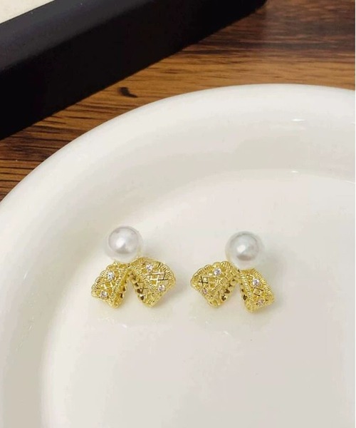 LA VORAGINE(ラ ヴォラジネ)の「銀メッキエコパール付きレースリボンピアス アレルギー対応(ピアス(両耳用)・レディース・GOLD/Silver・FREE)」の6枚目の写真