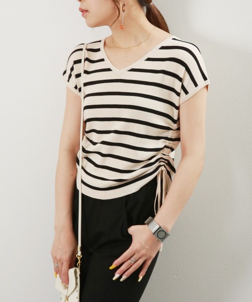 JOCOSA（ジョコサ）の「Vネック サイドドロストデザイン ニットトップス（ニット/セーター・レディース・ピンク/ストライプ/ベージュ/ブラック・FREE）」の4枚目の写真