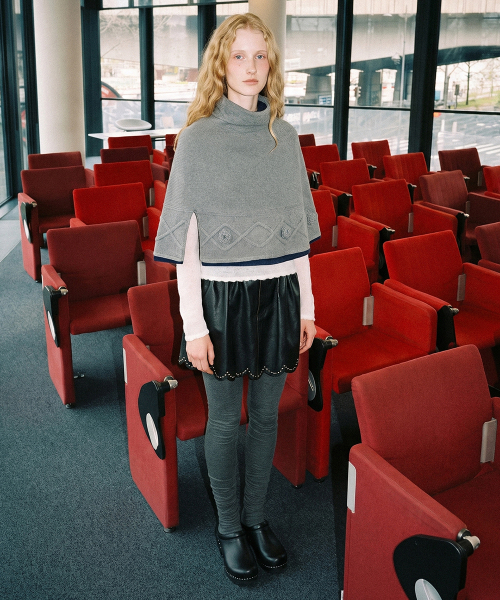 SINOON(シヌーン)の「Scalloped-Edge Faux Leather Mini Skirt (Black)(スカート・レディース・ブラック・SMALL/MEDIUM)」の2枚目の写真