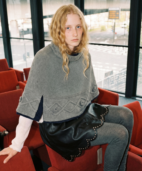 SINOON(シヌーン)の「Scalloped-Edge Faux Leather Mini Skirt (Black)(スカート・レディース・ブラック・SMALL/MEDIUM)」の3枚目の写真