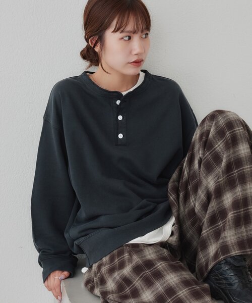 DISCOAT(ディスコート)の「【Enlude】ピグメント裏毛ヘンリーネック《ユニセックス》(Tシャツ/カットソー・レディース・ブラック/ピンク/ブラウン/ライトベージュ・MEDIUM/LARGE)」の2枚目の写真
