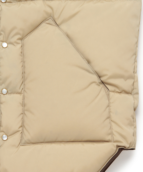 BEAMS（ビームス）の「□ROCKY MOUNTAIN FEATHERBED×BEAMS / 別注 クリスティー（ダウンベスト・メンズ・ブラック/タン・36/38/40/42）」の10枚目の写真