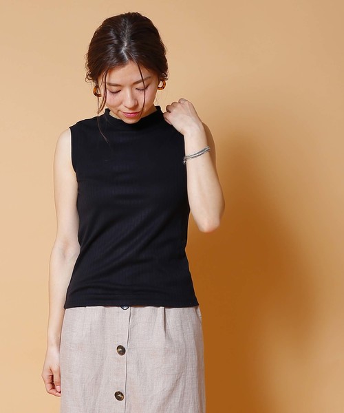 WHYTO.(ホワイト)の「「WHYTO. / ホワイト」シルク混バックレースアップノースリーブリブニット(Tシャツ/カットソー・レディース・ブラック/オフホワイト/ピンクベージュ/グレイッシュベージュ/ダークオレンジ・38/36)」の2枚目の写真