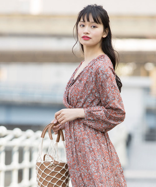 Luz Llena（ラズレナ）の「花柄カシュクールワンピース（ワンピース・レディース・イエロー/オレンジ/ブルー・MEDIUM）」の11枚目の写真