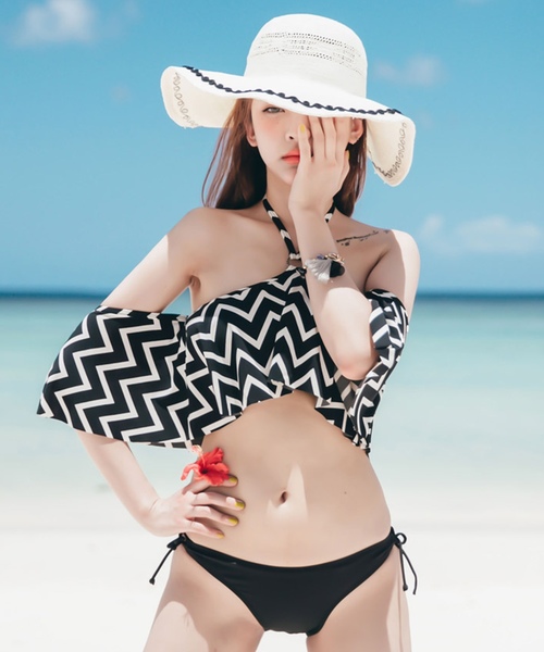 SHEBEACH(シービーチ)の「フレアオフショル上下別柄ビキニ 2点セット(水着)」|ブラック