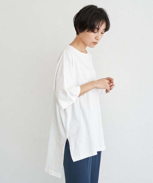 AMERICAN HOLIC(アメリカンホリック)の「サイドスリットカットチュニック1 *(Tシャツ/カットソー・レディース・その他7/グレイッシュベージュ/キャメル/オフホワイト・FREE)」の2枚目の写真