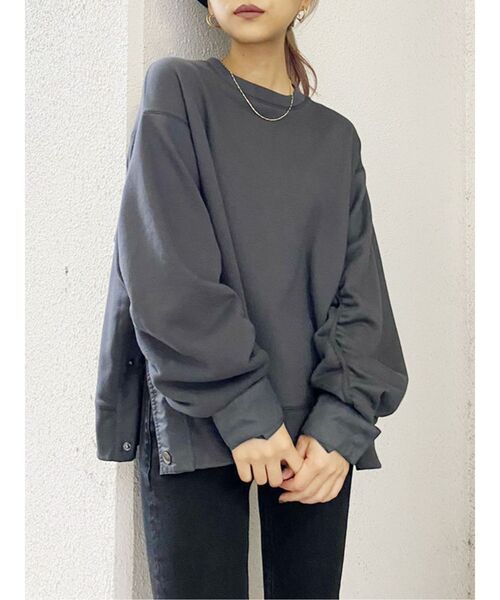 GYDA(ジェイダ)の「sleeveギャザードッキングスウェットTOPS(スウェット・レディース・チャコールグレー/オフホワイト/カーキ・FREE)」の2枚目の写真