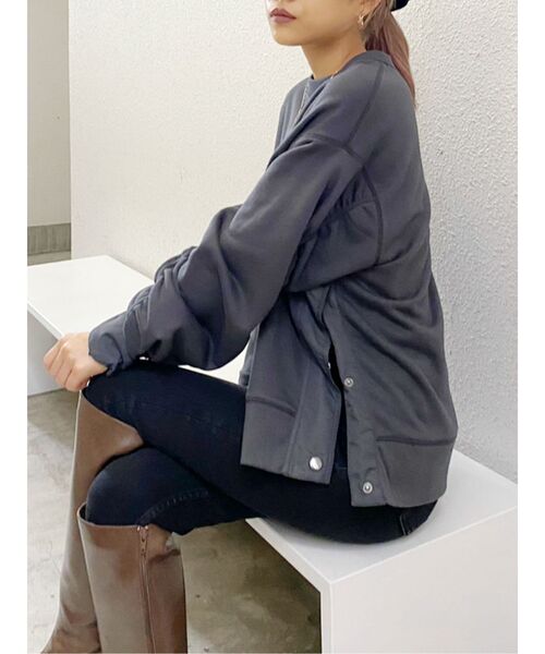 GYDA(ジェイダ)の「sleeveギャザードッキングスウェットTOPS(スウェット・レディース・チャコールグレー/オフホワイト/カーキ・FREE)」の13枚目の写真