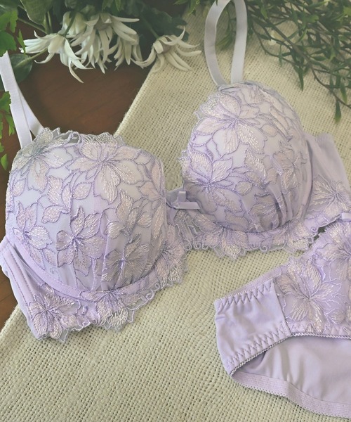 Mon cher pigeon*（モンシェルピジョン）の「【抱きしめたくなる、まぁるいバスト】 Lilium flora /リリウムフローラ ブラジャー＆ショーツ セット アンダー80対応（ブラ&ショーツ・レディース・ネイビー/ピンク/グリーン/イエロー/オレンジ/クリーム/ライトパープル・B65/B70/C70/D70/B75/C65/C75/D65/D75/E65/E70/E75/E80/B80/C80/D80/F65/F80/F70/F75）」の4枚目の写真