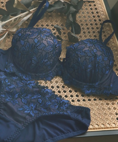 Mon cher pigeon*（モンシェルピジョン）の「【抱きしめたくなる、まぁるいバスト】 Lilium flora /リリウムフローラ ブラジャー＆ショーツ セット アンダー80対応（ブラ&ショーツ・レディース・ネイビー/ピンク/グリーン/イエロー/オレンジ/クリーム/ライトパープル・B65/B70/C70/D70/B75/C65/C75/D65/D75/E65/E70/E75/E80/B80/C80/D80/F65/F80/F70/F75）」の3枚目の写真