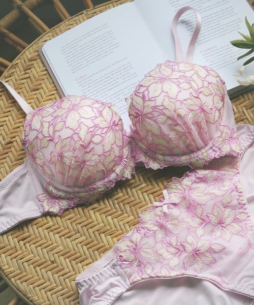 Mon cher pigeon*（モンシェルピジョン）の「【抱きしめたくなる、まぁるいバスト】 Lilium flora /リリウムフローラ ブラジャー＆ショーツ セット アンダー80対応（ブラ&ショーツ・レディース・ネイビー/ピンク/グリーン/イエロー/オレンジ/クリーム/ライトパープル・B65/B70/C70/D70/B75/C65/C75/D65/D75/E65/E70/E75/E80/B80/C80/D80/F65/F80/F70/F75）」の6枚目の写真