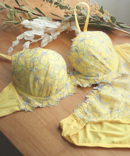 Mon cher pigeon*（モンシェルピジョン）の「【抱きしめたくなる、まぁるいバスト】 Lilium flora /リリウムフローラ ブラジャー＆ショーツ セット アンダー80対応（ブラ&ショーツ・レディース・ネイビー/ピンク/グリーン/イエロー/オレンジ/クリーム/ライトパープル・B65/B70/C70/D70/B75/C65/C75/D65/D75/E65/E70/E75/E80/B80/C80/D80/F65/F80/F70/F75）」の5枚目の写真