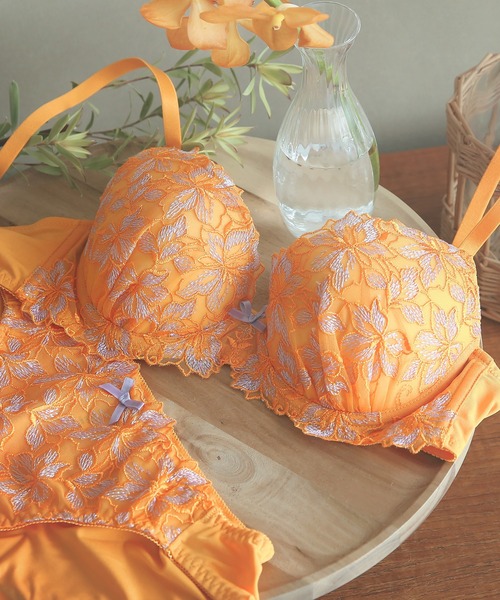 Mon cher pigeon*（モンシェルピジョン）の「【抱きしめたくなる、まぁるいバスト】 Lilium flora /リリウムフローラ ブラジャー＆ショーツ セット アンダー80対応（ブラ&ショーツ・レディース・ネイビー/ピンク/グリーン/イエロー/オレンジ/クリーム/ライトパープル・B65/B70/C70/D70/B75/C65/C75/D65/D75/E65/E70/E75/E80/B80/C80/D80/F65/F80/F70/F75）」の7枚目の写真