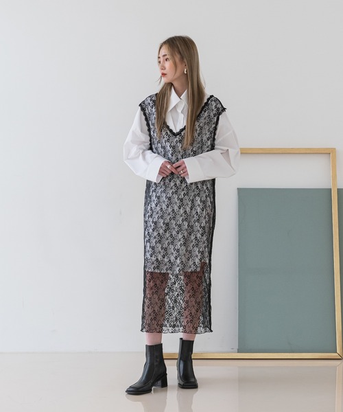 UNE MANSION（ユヌマンション）の「Ⅴネックレースシースルーノースリーブロングワンピース（ワンピース・レディース・ブラック/アイボリー・FREE）」の4枚目の写真