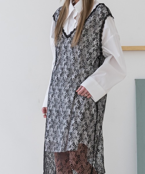 UNE MANSION（ユヌマンション）の「Ⅴネックレースシースルーノースリーブロングワンピース（ワンピース・レディース・ブラック/アイボリー・FREE）」の15枚目の写真