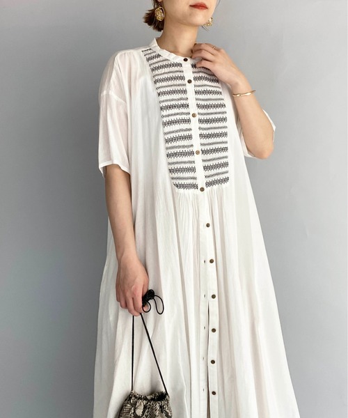 PICCIN(ピッチン)の「スモッキングシャツワンピース(ワンピース・レディース・チャコールグレー/ベージュ/オフホワイト・M)」の2枚目の写真