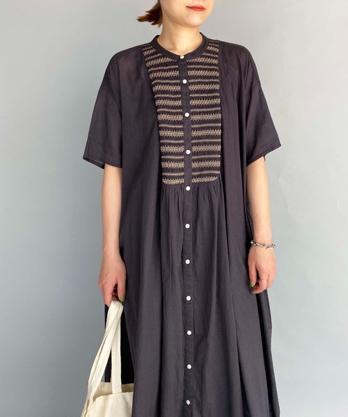 PICCIN(ピッチン)の「スモッキングシャツワンピース(ワンピース・レディース・チャコールグレー/ベージュ/オフホワイト・M)」の3枚目の写真