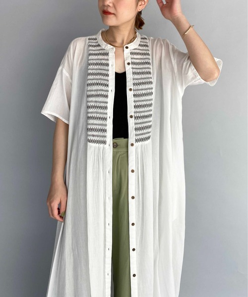 PICCIN(ピッチン)の「スモッキングシャツワンピース(ワンピース・レディース・チャコールグレー/ベージュ/オフホワイト・M)」の4枚目の写真