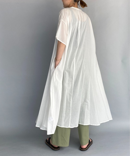 PICCIN(ピッチン)の「スモッキングシャツワンピース(ワンピース・レディース・チャコールグレー/ベージュ/オフホワイト・M)」の10枚目の写真