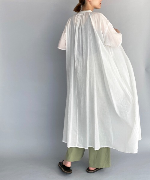 PICCIN(ピッチン)の「スモッキングシャツワンピース(ワンピース・レディース・チャコールグレー/ベージュ/オフホワイト・M)」の11枚目の写真