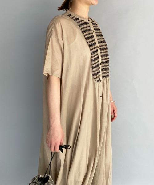 PICCIN(ピッチン)の「スモッキングシャツワンピース(ワンピース・レディース・チャコールグレー/ベージュ/オフホワイト・M)」の14枚目の写真