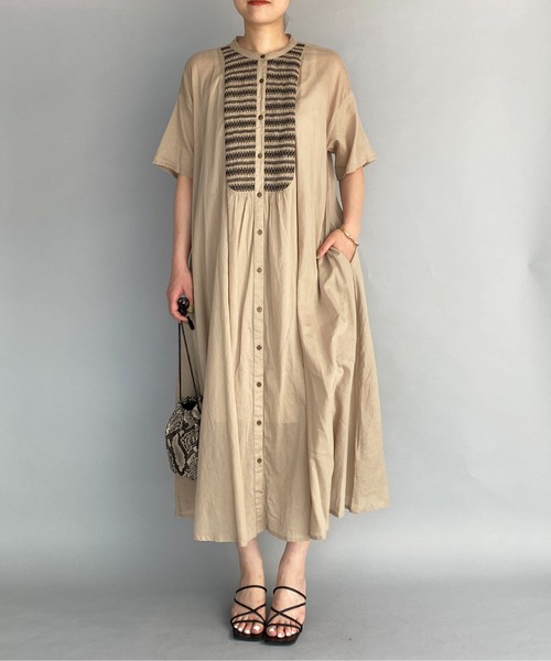 PICCIN(ピッチン)の「スモッキングシャツワンピース(ワンピース・レディース・チャコールグレー/ベージュ/オフホワイト・M)」の17枚目の写真