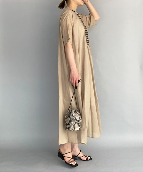 PICCIN(ピッチン)の「スモッキングシャツワンピース(ワンピース・レディース・チャコールグレー/ベージュ/オフホワイト・M)」の19枚目の写真