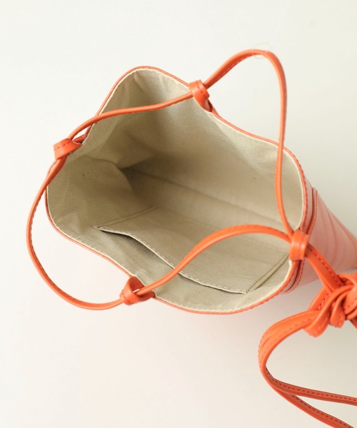 MARROW(マロウ)の「【MARROW(マロー)】ピロー3 MA-AC8106/レザー巾着バッグ(ショルダーバッグ・レディース・ライトグレー/ブラック/レッド/オリーブ・FREE)」の19枚目の写真