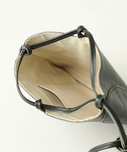 MARROW(マロウ)の「【MARROW(マロー)】ピロー3 MA-AC8106/レザー巾着バッグ(ショルダーバッグ・レディース・ライトグレー/ブラック/レッド/オリーブ・FREE)」の14枚目の写真