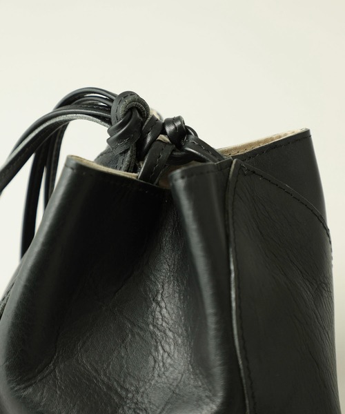 MARROW(マロウ)の「【MARROW(マロー)】ピロー3 MA-AC8106/レザー巾着バッグ(ショルダーバッグ・レディース・ライトグレー/ブラック/レッド/オリーブ・FREE)」の15枚目の写真