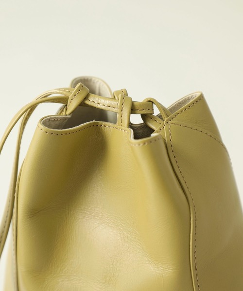 MARROW(マロウ)の「【MARROW(マロー)】ピロー3 MA-AC8106/レザー巾着バッグ(ショルダーバッグ・レディース・ライトグレー/ブラック/レッド/オリーブ・FREE)」の9枚目の写真