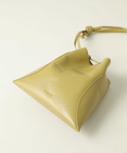 MARROW(マロウ)の「【MARROW(マロー)】ピロー3 MA-AC8106/レザー巾着バッグ(ショルダーバッグ・レディース・ライトグレー/ブラック/レッド/オリーブ・FREE)」の7枚目の写真