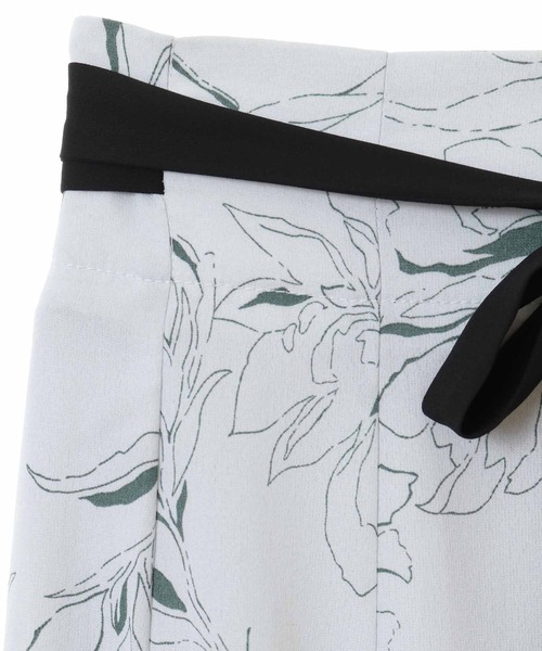 31 Sons de mode（トランテアン　ソン　ドゥ　モード）の「エアリーフラワープリントスカート（スカート・レディース・ブラック/オフホワイト/サックスブルー・38/36）」の5枚目の写真