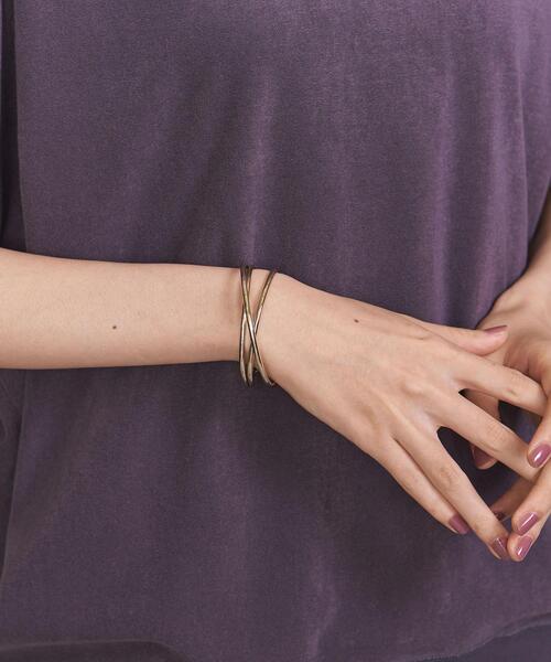 BEAUTY&YOUTH UNITED ARROWS（ビューティーアンドユースユナイテッドアローズ）の「BY メタルカーブクロスバングル（バングル/リストバンド・レディース・シルバー/ゴールド・FREE）」の2枚目の写真